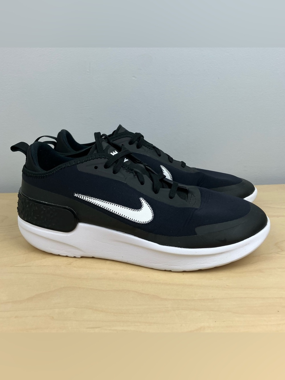 Nike Women’s Size 9.0 Amixa Black & White Athletic Running Training Shoes